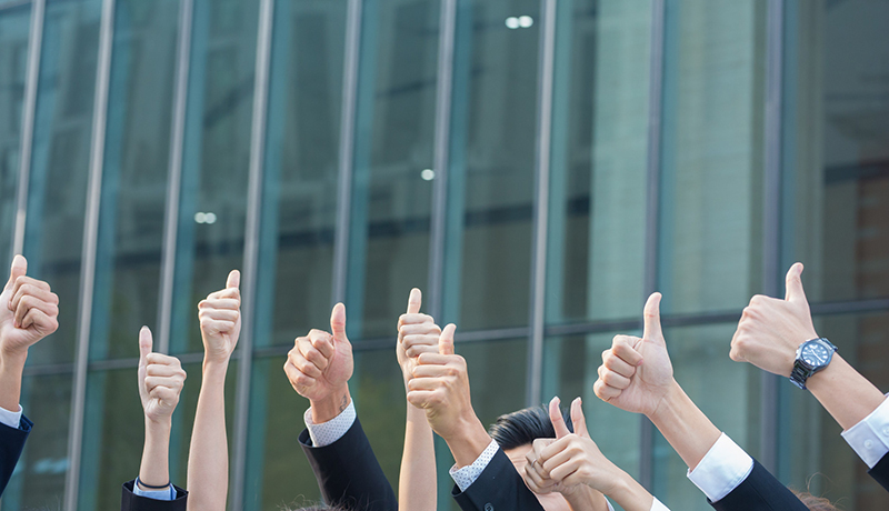 5da80d9696545.jpg 商務(wù)團(tuán)隊(duì)合作共贏點(diǎn)贊.jpg